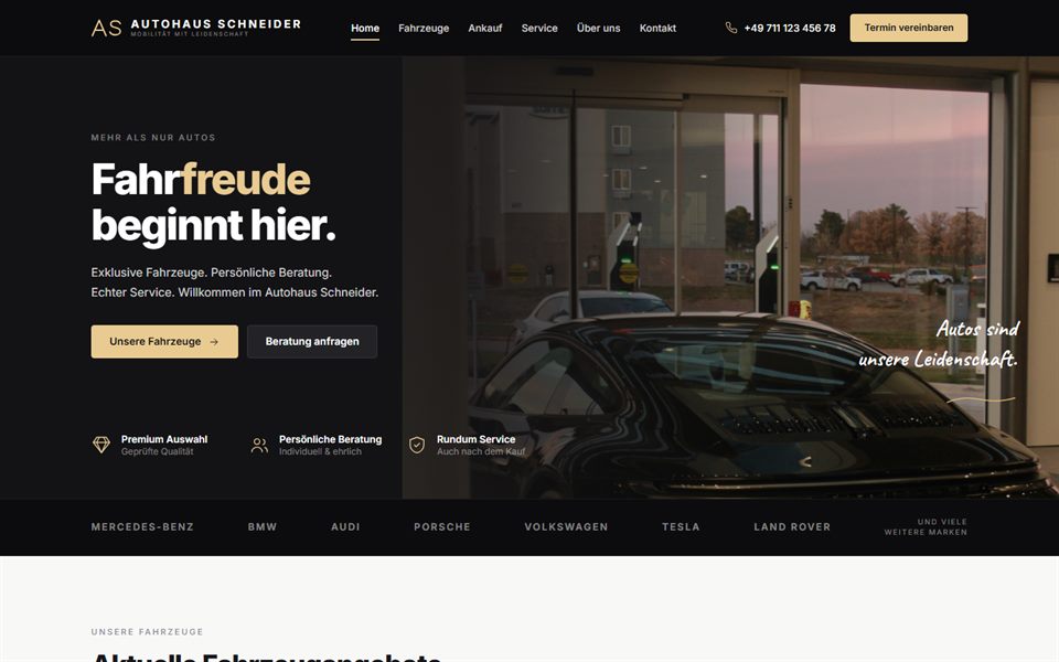 Startseite von Autohaus Schneider: Fahrzeug im Showroom mit der Überschrift „Fahrfreude beginnt hier.“