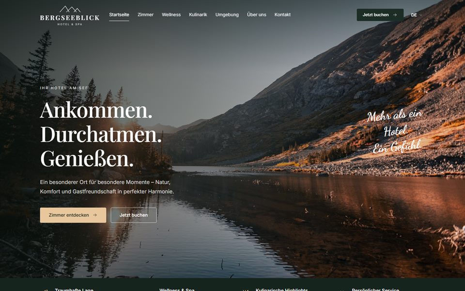 Startseite von Hotel Bergseeblick: Bergsee im Abendlicht mit der Überschrift „Ankommen. Durchatmen. Genießen.“