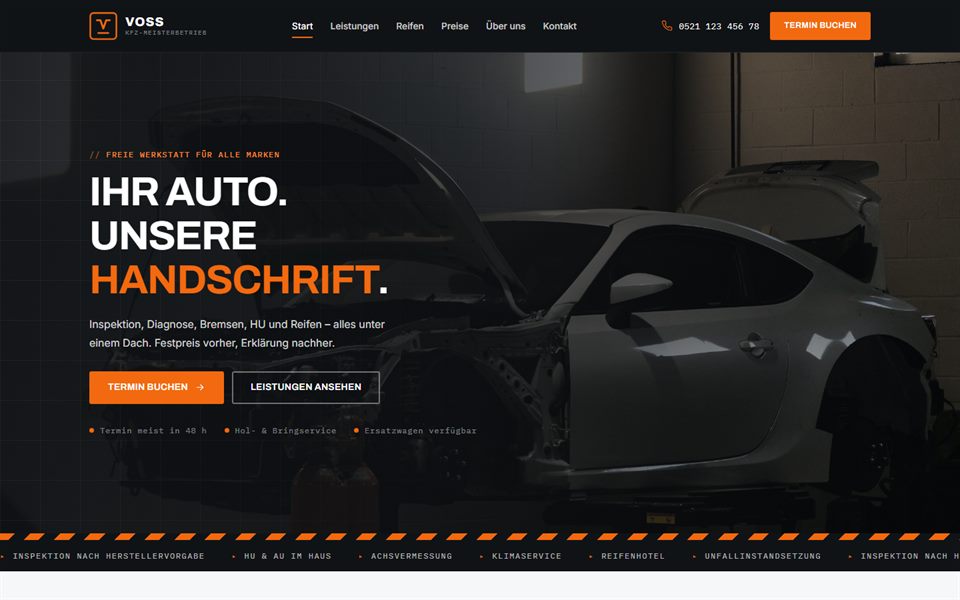 Startseite des Kfz-Meisterbetriebs Voss: Fahrzeug in der Werkstatt mit der Überschrift „Ihr Auto. Unsere Handschrift.“